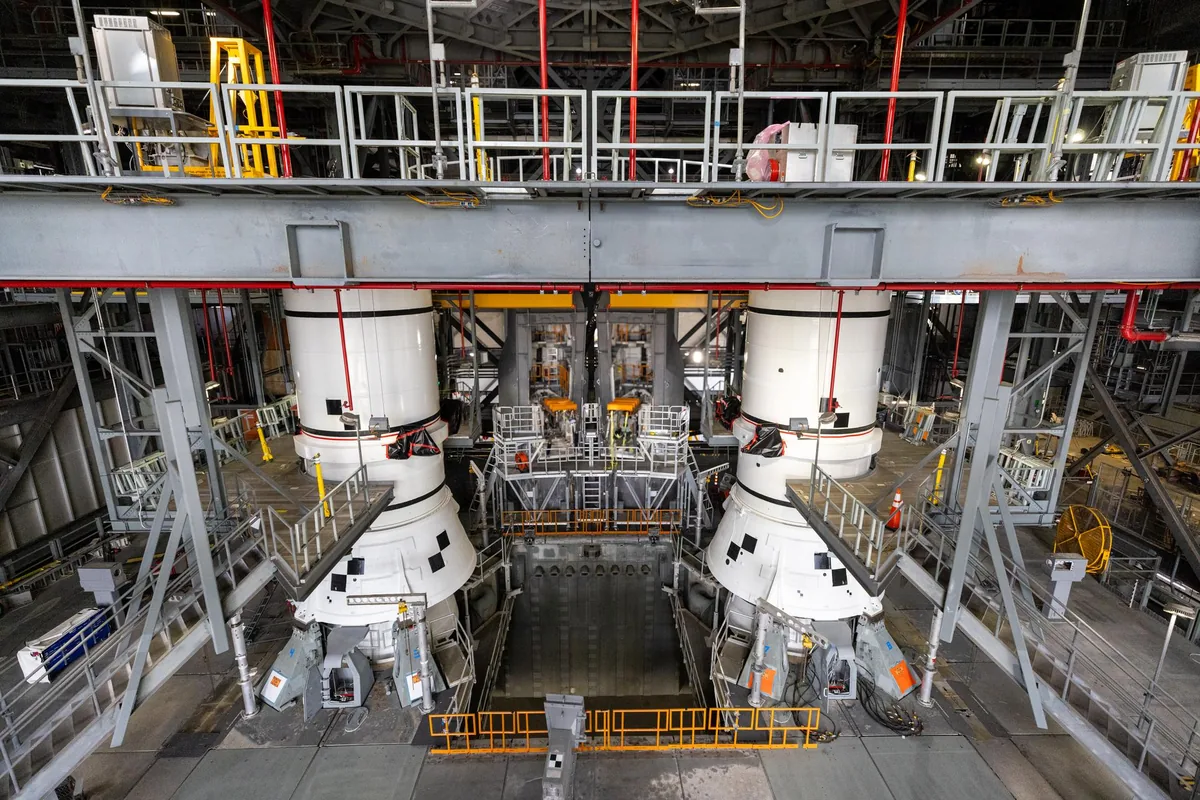 Ay'ın Güney Kutbuna Tarihi Yolculuk: NASA, Dev Artemis III Roketinin Montajına Başladı!