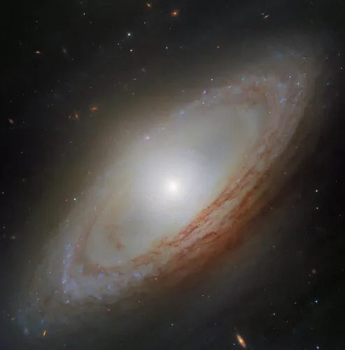 Evrenin Kural Kitabını Yıkan Galaksi: NGC 4698'in Kaotik ve Senkronize Olmayan Dansı